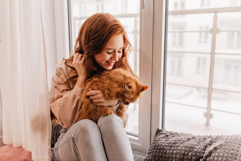 dueña de gato, abrazando a su gato- precio a una citología